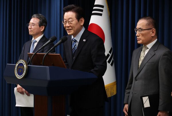 이재명&nbsp;대통령이 14일 서울 용산 대통령실 기자회견장에서 한미 팩트시트 타결과 관련해 발표를 마친 뒤 취재진 질문에 답하고 있다.&nbsp;왼쪽부터 김용범 정책실장,&nbsp;이재명&nbsp;대통령, 위성락 국가안보실장. [사진=연합뉴스]