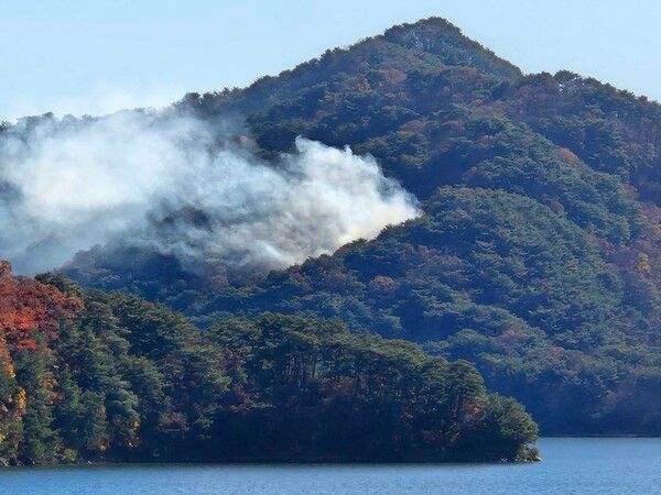 지난&nbsp;&nbsp;10일 낮 강원 화천군 간동면 방천리에서&nbsp;산불이 나 산림·소방 당국이 진화 작업을 벌이고 있다.&nbsp; [사진=강원특별자치도소방본부 제공]