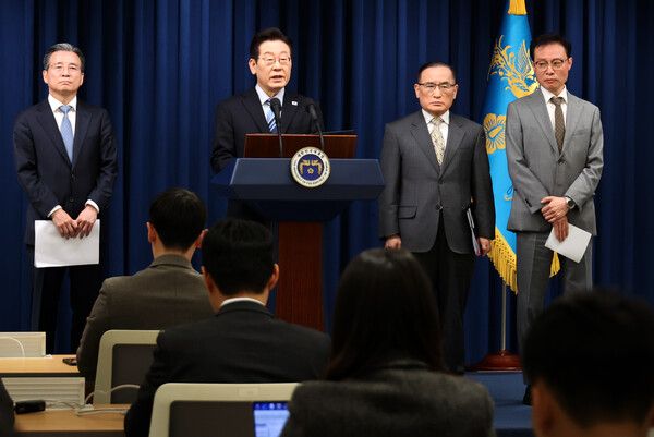 이재명 대통령이 14일 서울 용산 대통령실 기자회견장에서 한미 팩트시트 타결과 관련해 발표하고 있다. 왼쪽부터&nbsp;김용범&nbsp;정책실장, 이재명 대통령, 위성락 국가안보실장, 이규연 홍보소통수석. [사진=연합뉴스]