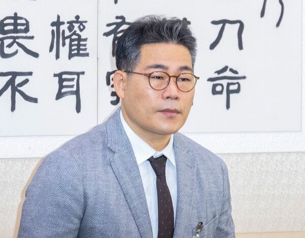 &nbsp;백해룡&nbsp;경정이 지난 달 27일 서울 여의도 국회 법제사법위원회에서 열린 2025년 국정감사에 출석해 인사하고 있다. [사진=연합뉴스]