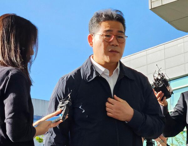 서울동부지검 '세관 마약수사 외압 의혹' 합동수사팀으로 파견이 결정된&nbsp;백해룡&nbsp;경정이 지난 달 16일 서울송파구 동부지검으로 첫 출근하며 취재진 질문에 답하고 있다. [사진=연합뉴스]