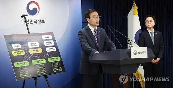 여한구 산업통상부 통상교섭본부장이 14일 서울 종로구 정부서울청사에서 한미 관세협상 팩트시트 및 MOU 관련 브리핑을 하고 있다 [사진=연합뉴스]