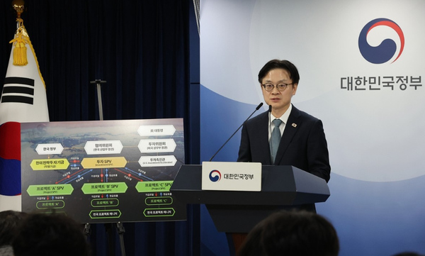 김정관 산업통상부 장관이 14일 서울 종로구 정부서울청사에서 한미 관세협상 팩트시트 및 MOU 관련 브리핑을 하고 있다. [사진=연합뉴스]