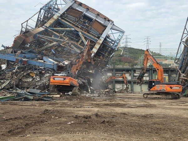 지난 13일&nbsp;울산화력발전소 보일러 타워 붕괴 사고 현장에서 마지막 1명 매몰자를 찾기 위해 중장비들이 동원돼 보일러 타워 구조물들을 해체하고 있다. [사진]=울산소방본부 제공.재판매 및 DB 금지]