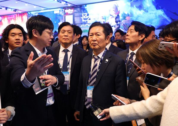 더불어민주당&nbsp;정청래&nbsp;대표가 14일 오후&nbsp;부산&nbsp;해운대구 벡스코에서 열리고 있는 국제게임전시회 지스타2025를 찾아 전시장을 둘러보고 있다. [사진=연합뉴스]