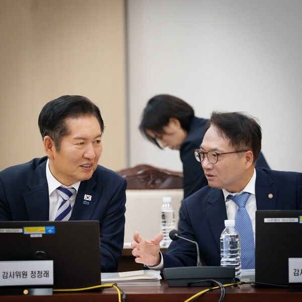 박선원 더불어민주당 의원이 10월 14일 합동참모본부에 대한 국회 국방위원회 국정감사에서 정청래 더불어민주당 대표와 긴밀히 논의하고 있다. [사진=박선원 의원실]