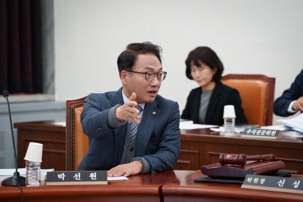 박선원 더불어민주당 의원이 11월 5일 열린 국회 정보위원회 비공개 국정감사에서 국방정보본부, 국군방첩사령부, 사이버작전사령부 세 기관을 대상으로 12·3 비상계엄 관련 내란 사건의 진실을 위해 집중적으로 질의하고 있다. [사진=박선원 의원실]