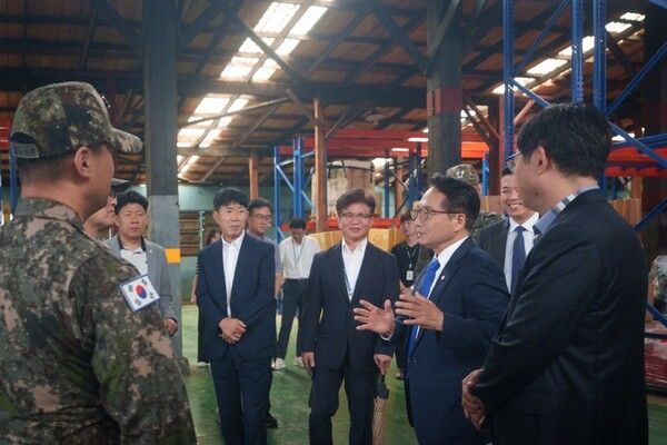 9월 19일 박선원 의원이 부평 제3보급단을 방문해 군장병과 군무원의 노고를 격려하고 있다. [사진=박선원 의원실]
