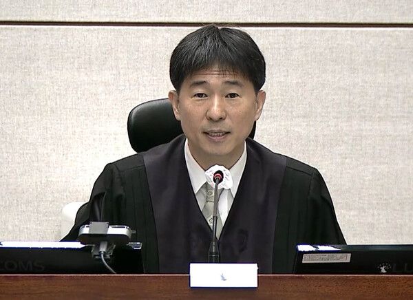 지귀연&nbsp;부장판사가 지난 10월 2일 서울 서초구 서울중앙지방법원에서 열린 윤석열 전 대통령의 내란 우두머리·직권남용 권리행사 방해 혐의 사건 속행 공판에서 발언하고 있다. [사진=서울중앙지법 제공. 재판매 및 DB금지]