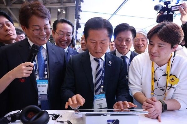 더불어민주당&nbsp;정청래&nbsp;대표가 14일 오후&nbsp;부산&nbsp;해운대구 벡스코에서 열리고 있는 국제게임전시회 지스타2025 넷마블 부스를 찾아 게임을 체험하고 있다. [사진=연합뉴스]