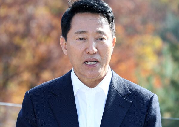 오세훈&nbsp;서울시장이 지난 13일 서울 중구&nbsp; 모 식당에서 김윤덕 국토교통부 장관과 오찬회동을 마친 뒤 취재진의 질문에 답하고 있다. [사진=연합뉴스]