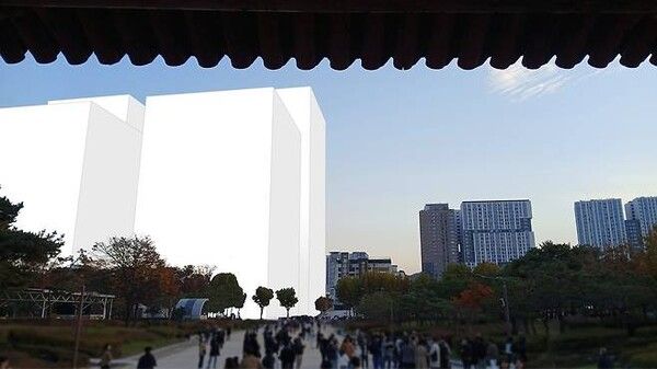 세운4구역에 서울시 고시대로 초고층 건물이 들어섰을 때 예상되는 종묘 외대문(정문)에서의 경관 가상도. [사진=국가유산청 제공]