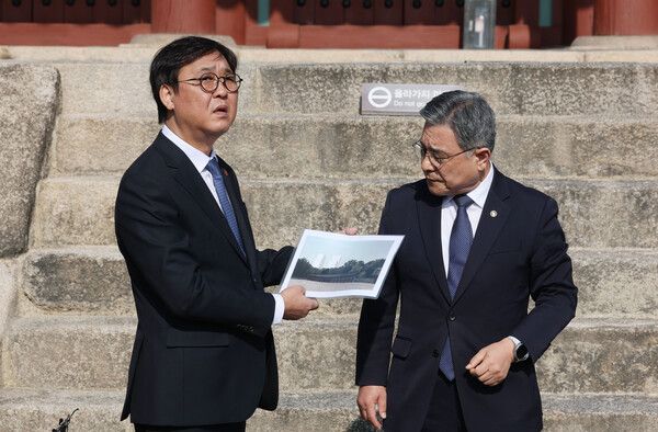 최휘영&nbsp;문화체육관광부 장관과 허민 국가유산청장이 지난 7일 역사문화환경 보존지역 바깥에서의 개발 규제 완화 조례에 대한 대법원 판결과 관련해 서울&nbsp;종묘를 찾아 전경을 점검하고 있다.[사진=연합뉴스]