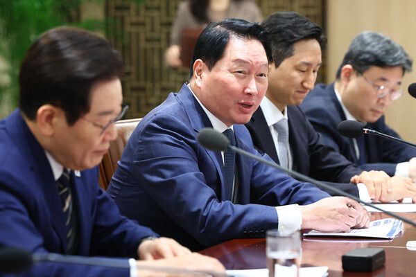 최태원 SK그룹 회장이 16일 용산 대통령실에서 열린 한미 관세협상 후속 민관 합동회의에서 발언하고 있다.왼쪽부터 이재명 대통령, 최태원 회장, 정기선 HD현대 회장, 하준경 경제성장수석. [사진=연합뉴스]