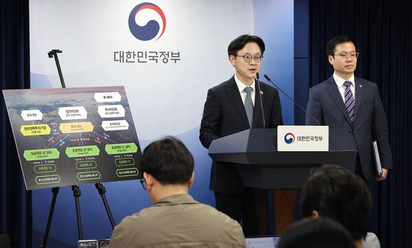 &nbsp;김정관&nbsp;산업통상부 장관이 14일 서울 종로구 정부서울청사에서 한미 관세협상 팩트시트 및 MOU 관련 브리핑을 하고 있다. 오른쪽은 여한구 산업통상부 통상교섭본부장. [사진=연합뉴스]