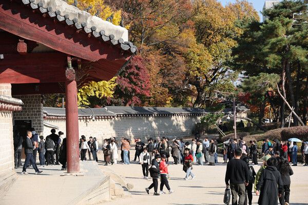 주말인 16일 서울&nbsp;종묘를 찾은 시민들이 입장 표를 구매하기 위해 줄을 서 있다.&nbsp;지난 13일 국가유산청에 따르면 문화유산위원회 산하 세계유산 분과는 이날 서울 종로구 국립고궁박물관에서 '종묘&nbsp;세계유산지구 신규 지정 심의' 안건을 심의해 가결했다. [사진=연합뉴스]