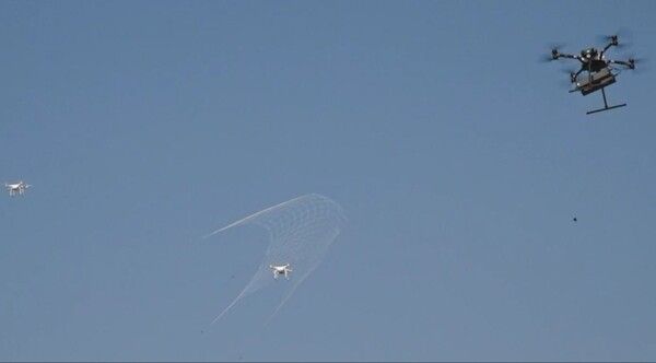 세계최초로 드론에 재밍장비를 탑재해 불법드론을 무력화한 뒤 그물포로 포획하는 안티드론의 시연장면. [사진=드론업체 제공]