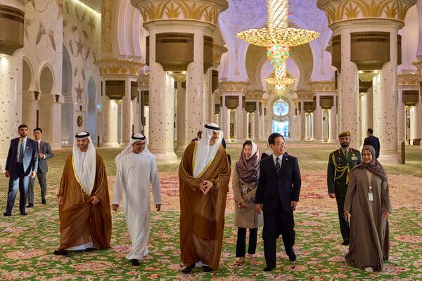 아랍에미리트(UAE)를 국빈 방문 중인&nbsp;이재명&nbsp;대통령이 17일(현지시간) 아부다비에 위치한 셰이크 자이드 그랜드 모스크를 방문해 사원을 둘러보고 있다. [사진=연합뉴스]