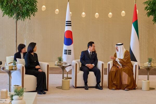 &nbsp;아랍에미리트(UAE)를 국빈 방문한&nbsp;이재명&nbsp;대통령이 17일(현지시간) 아부다비 왕실공항에 도착해 칼둔 칼리파 알 무바락 퍼스트 아부다비 뱅크(FAB) 비상임 이사겸 이사회 운영위원회 의장과 환담을 나누고 있다. [사진=공동취재 제공. 재판매 및 DB 금지]