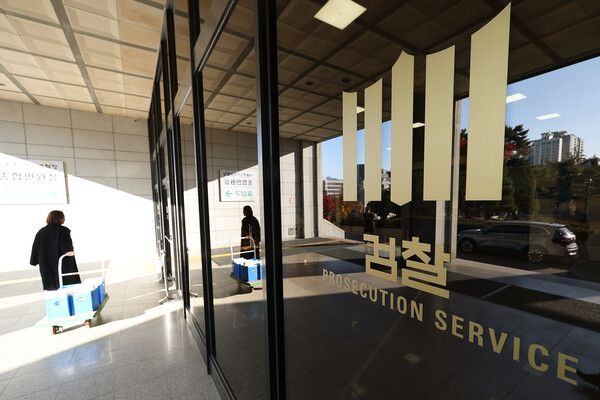 검찰의&nbsp;대장동&nbsp;개발 비리사건 항소 포기와 관련해 검찰총장 직무대행에게 상세 설명을 요구한 박재억(사법연수원 29기) 수원지검장이 17일 사의를 표명했다. 검사장 집단 성명의 연판장에 이름을 올린 송강(29기) 광주고검장도 이날 사의를 표한 것으로 알려지면서 검찰 고위 간부들의 추가 퇴진 가능성이 거론된다. [사진=연합뉴스]