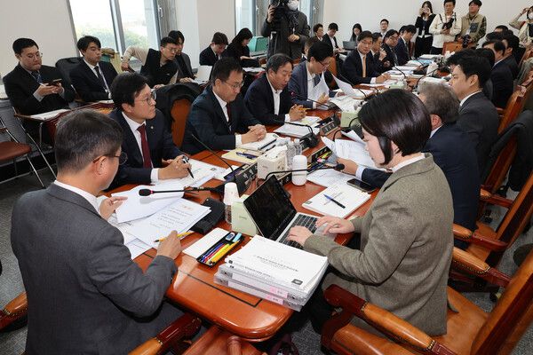 17일 서울 여의도 국회에서 열린 에서 한병도 소위원장이 회의를 주재하고 있다. [사진=연합뉴스]