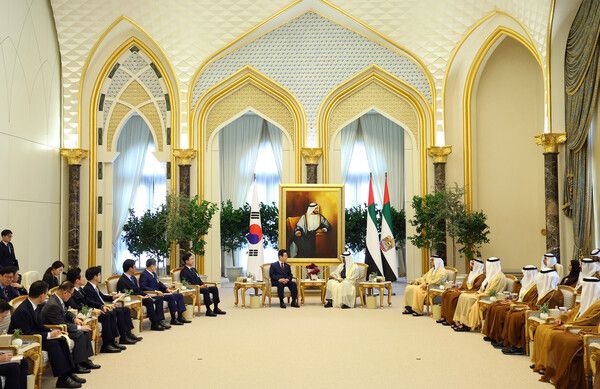 아랍에미리트(UAE)를 국빈 방문 중인&nbsp;이재명&nbsp;대통령이 18일(현지시간) 아부다비 대통령궁에서 무함마드 빈 자이드 알 나흐얀 UAE 대통령과 한-UAE 확대회담을 하고 있다. [사진=연합뉴스]