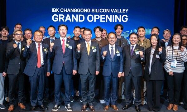 지난 17일(현지시간) 미국&nbsp;캘리포니아&nbsp;팔로알토 IBK창공 실리콘밸리 센터 개소식 행사장에서 임정택 주샌프란시스코 총영사(앞줄 왼쪽 두 번째부터), 국회 정무위원회 야당 간사 강민국 국민의힘 의원, 김성태 은행장, 여당 간사 강준현 더불어민주당 의원 등이 기념 촬영을 하고있다.[사진=기업은행]