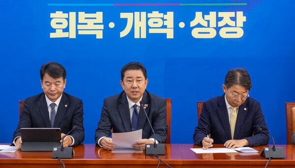 더불어민주당 김병기 원내대표가 18일 국회에서 열린 원내대책회의에서 발언하고 있다. [사진=연합뉴스]