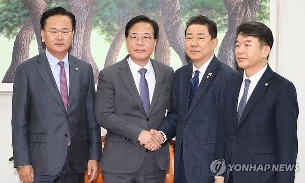더불어민주당 김병기 원내대표와 국민의힘 송언석 원내대표가 18일 서울 여의도 국회에서 회동하고 있다. [사진=연합뉴스]