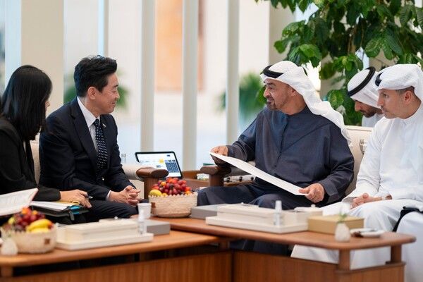 강훈식 대통령 비서실장이&nbsp;16일(현지시간)&nbsp;모하메드 빈 자이드 알 나흐얀 UAE 대통령을 예방해 이재명 대통령의 친서를 직접 전달했다. [사진=비서실장 페북]