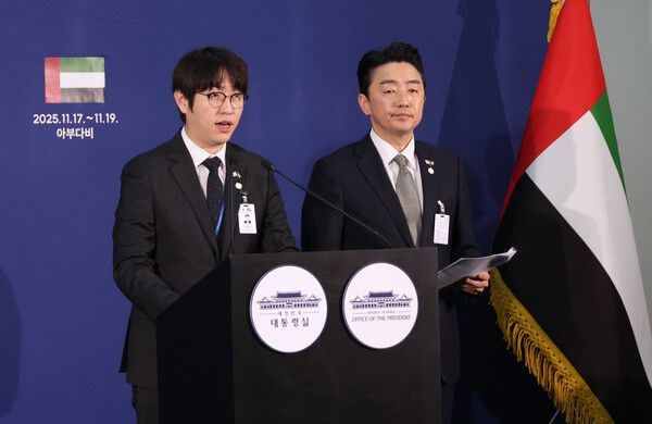 하정우 AI미래기획수석이 18일 아랍에미리트(UAE) 아부다비 한 호텔의 한국프레스센터에서 강훈식 비서실장의&nbsp;이재명&nbsp;대통령 전략경제협력 특사 성과 관련 브리핑에 이어 설명하고 있다. [사진=연합뉴스]