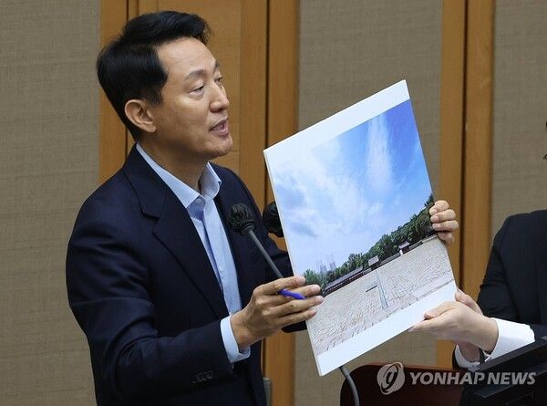 오세훈&nbsp;서울시장이 18일 서울 중구 서울시의회에서 열린 제333회 정례회 시정질문에 참석, 세운4구역 재개발과 관련된 자료를 들고 질의에 답하고 있다. [사진=연합뉴스]