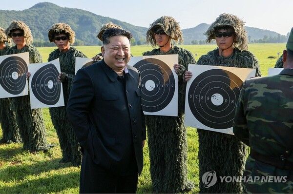 김정은, 신형전차·전자무기 개발 현지지도 [사진=연합뉴스]