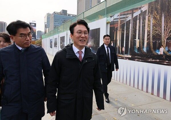 김민석 국무총리가 17일 서울&nbsp;광화문광장에 조성중인 '감사의 정원' 공사 현장을 찾아 외곽펜스에 그려진 조감도 옆을 지나고 있다. [사진=연합뉴스]