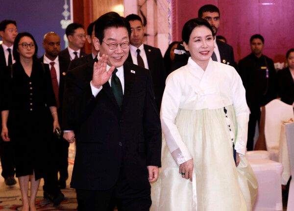 아랍에미리트(UAE)를 국빈 방문 중인&nbsp;이재명&nbsp;대통령과 김혜경 여사가 17일(현지시간) 아부다비의 한 호텔에서 열린 동포만찬간담회에 입장하고 있다. [사진=연합뉴스]