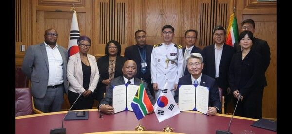 17일(현지시간) 남아공 프리토리아 국방획득청 청사에서 한·남아공 양국 관계자들이 방산협력 양해각서를 체결한 뒤 기념 촬영을 하고 있다. [사진=주남아공 한국대사관]