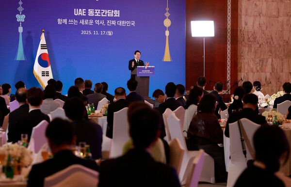 아랍에미리트(UAE)를 국빈 방문 중인&nbsp;이재명&nbsp;대통령이 17일(현지시간) 아부다비의 한 호텔에서 열린 동포만찬간담회에서 인사말을 하고 있다. [사진=연합뉴스]