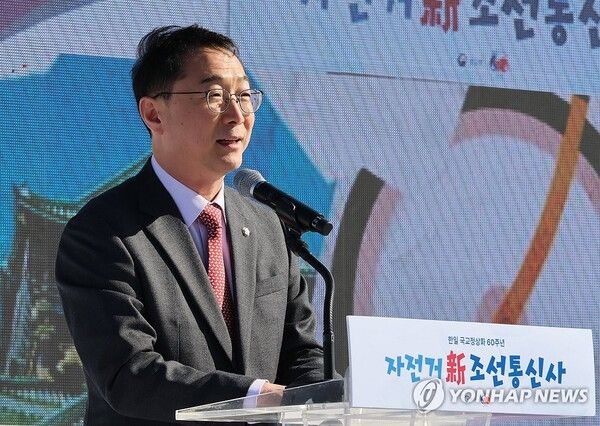 국회 외교통일위원회 야당 간사인 국민의힘&nbsp;김건&nbsp;의원이 27일 서울 영등포구 여의도 한강공원 물빛무대에서 열린 자전거 신(新)조선통신사 행사에서 축사하고 있다. [사진=연합뉴스]