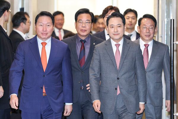 장동혁 국민의힘 대표와 최태원 대한상공회의소 회장이 19일 서울 중구 대한상공회의소에서 열린 '국민의힘-대한상공회의소 정책간담회'를 위해 입장하고 있다. [사진=연합뉴스]