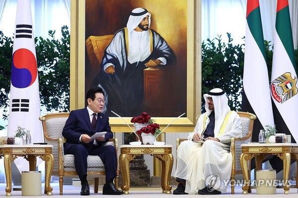 이재명 대통령이 18일(현지시간) 아부다비 대통령궁에서 무함마드 빈 자예드 알 나흐얀&nbsp;UAE&nbsp;대통령과 한-UAE&nbsp;확대회담을 하고 있다 [사진=연합뉴스]