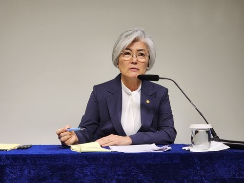 &nbsp;강경화&nbsp;주미대사가 18일(현지시간) 워싱턴DC 한국문화원에서 한국 특파원단과 간담회를 하고 있다. [사진=연합뉴스]