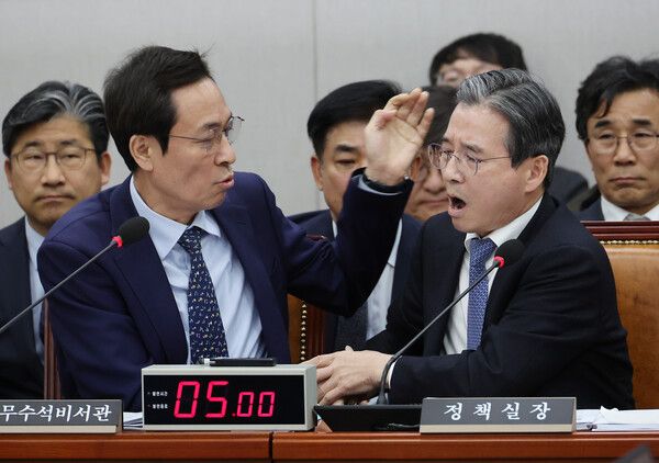 18일 서울 여의도 국회에서 열린 운영위원회 전체회의에서&nbsp;김용범&nbsp;대통령실 정책실장이 국민의힘 김은혜 의원의 질의에 답하는 도중 언쟁을 이어가자 우상호 대통령실 정무수석이 이를 제지하고 있다. [사진=연합뉴스]