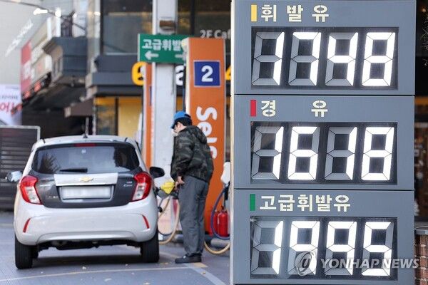 국내 주유소 휘발유와 경유의 주간 평균 가격이 3주 연속 동반 상승했다.&nbsp;16일 서울 시내 한 주유소 모습. [사진=연합뉴스]