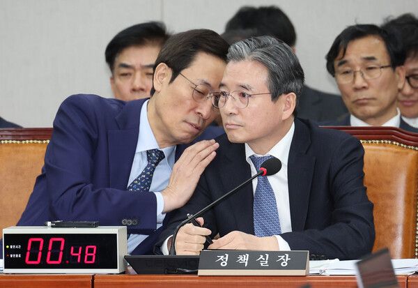 18일 서울 여의도 국회에서 열린 운영위원회 전체회의에서&nbsp;김용범&nbsp;대통령실 정책실장(오른쪽)과 우상호 대통령실 정무수석이 대화하고 있다.[사진=연합뉴스]