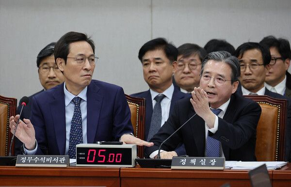 18일 서울 여의도 국회에서 열린 운영위원회 전체회의에서&nbsp;김용범&nbsp;대통령실 정책실장이 국민의힘 김은혜 의원의 질의에 답하는 도중 언쟁을 이어가자 우상호 대통령실 정무수석이 이를 제지하고 있다. [사진=연합뉴스]