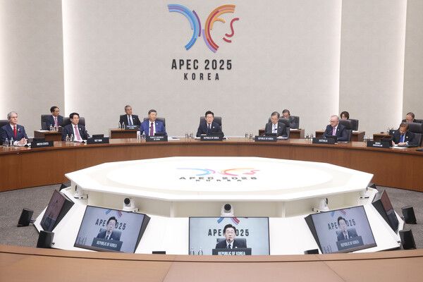 이재명&nbsp;대통령이 1일 경주화백컨벤션센터(HICO)에서 열린 2025 아시아태평양경제협력체(APEC) 정상회의 제2세션을 주재하고 있다. [사진=연합뉴스]
