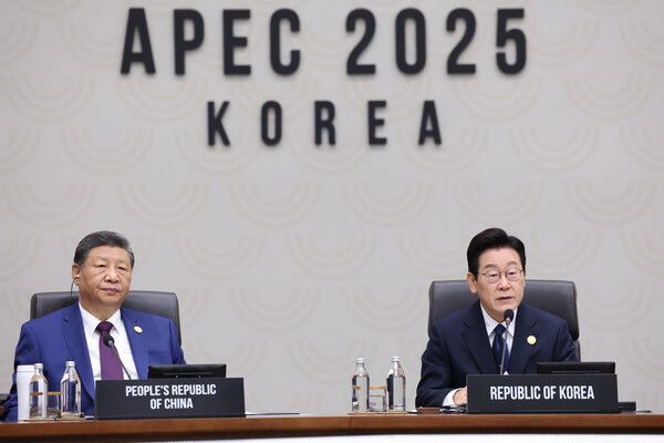 2025 아시아태평양경제협력체(APEC) 정상회의 의장인 이재명 대통령이 1일 경주화백컨벤션센터(HICO)에서 열린 제2세션에서 발언하고 있다. 왼쪽은 시진핑 중국 국가주석. [사진=연합뉴스]