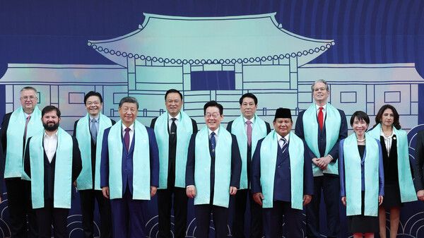 이재명&nbsp;대통령이 1일 경주화백컨벤션센터(HICO)에서 열린 2025 아시아태평양경제협력체(APEC)에 참석한 각국 정상들과 기념촬영을 하고 있다.&nbsp;앞줄 왼쪽부터 가브리엘 보리치 칠레 대통령, 시진핑 중국 국가주석, 이 대통령, 프라보워 수비안토 인도네시아 대통령, 다카이치 사나에 일본 총리.&nbsp;뒷줄 왼쪽부터 알렉세이 오베르추크 러시아 국제부총리, 로런스 웡 싱가포르 총리, 아누틴 찬위라꾼 태국 총리, 르엉 끄엉 베트남 국가주석, 스콧 베선트 미국 재무장관, 테레사 메라 페루 통상관광부 장관. [사진=연합뉴스]