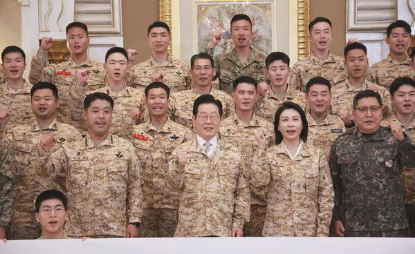 아랍에미리트(UAE)를 국빈 방문 중인 이재명 대통령이 19일 아부다비의 한 호텔에서&nbsp;아크부대 장병들을 격려한 뒤 기념촬영을 하고 있다. [사진=연합뉴스]