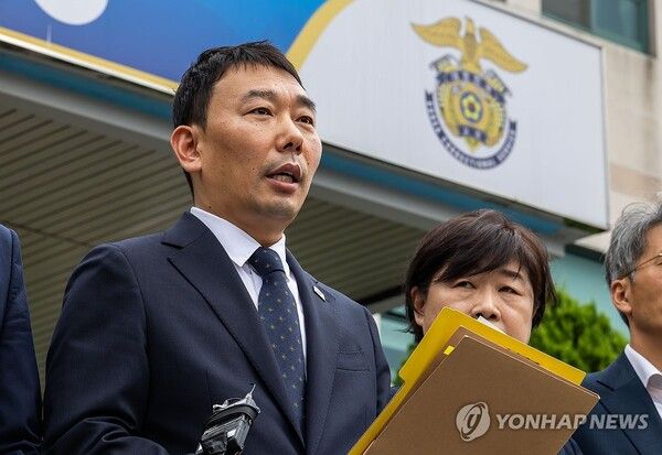 국회 법사위 소속 더불어민주당&nbsp;김용민&nbsp;간사가 경기도 의왕시 서울구치소에서 열린 현장검증을 마치고 브리핑을 하고 있다. [사진=연합뉴스]